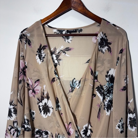 Torrid Floral Beige Faux Wrap Blouse Size 3x Bell Sleeves - Picture 3 of 10